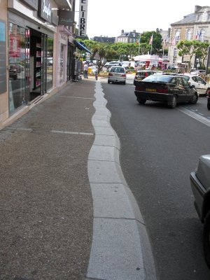 wavy curb